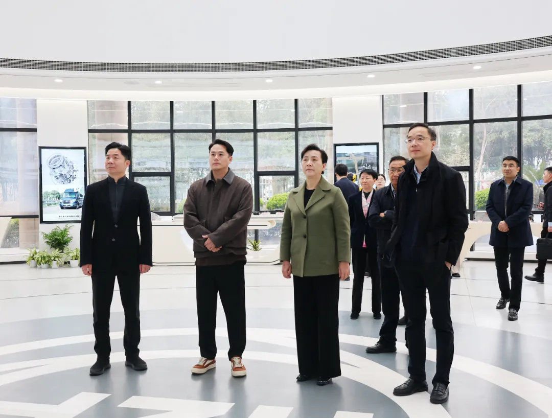 Wang Wenxu, a Kínai Népi Politikai Konzultatív Konferencia (CPPCC) Hangzhou Városi Bizottságának elnöke vizsgálja a Zhaofeng Co., Ltd.-t.